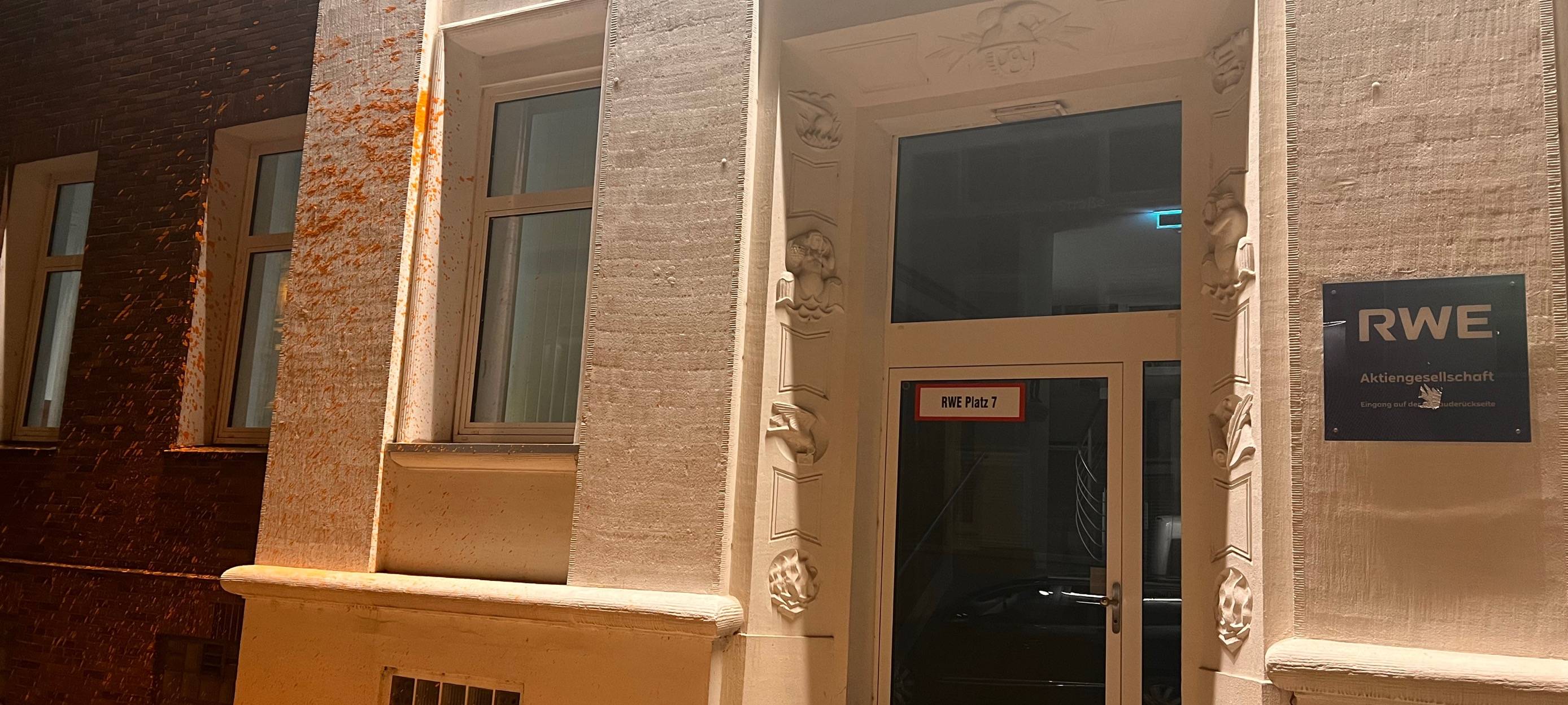 RWE-Zentrale in Essen von Klimaaktivisten beschmiert