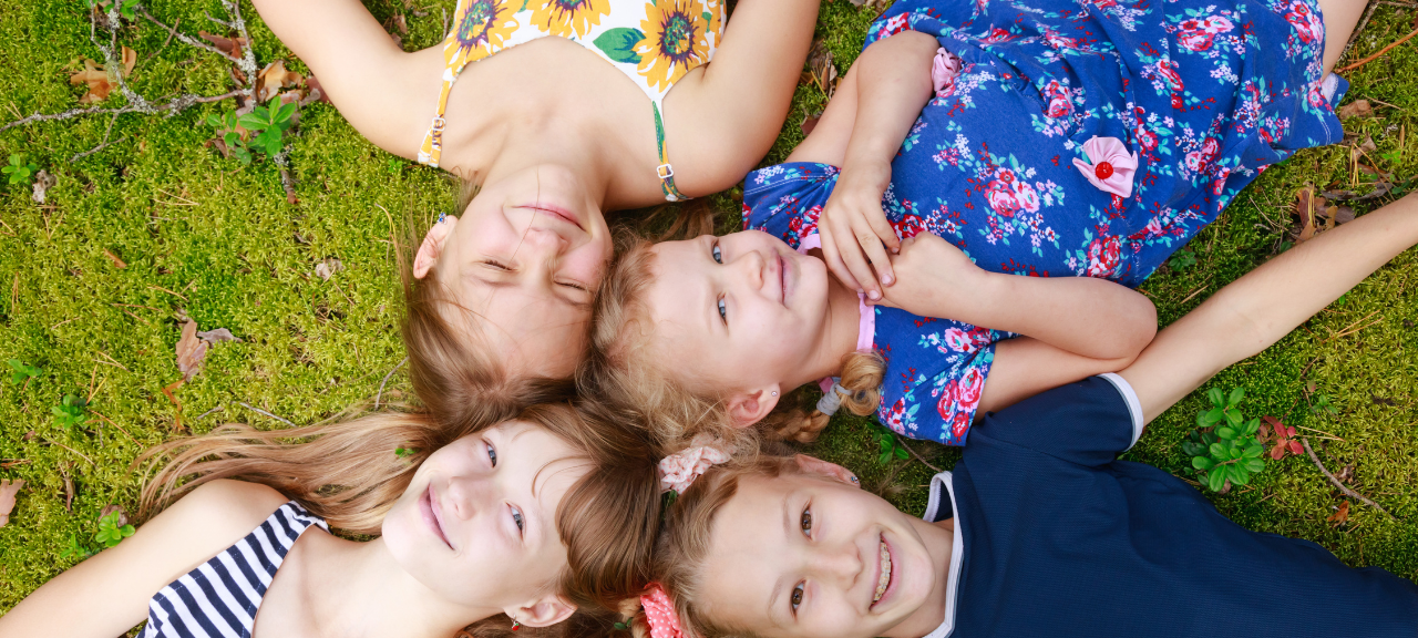 Sommer Ferien Kinder auf Wiese