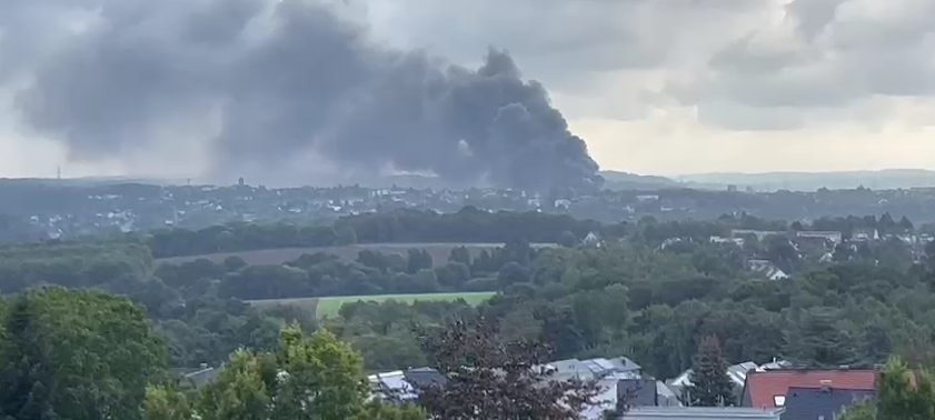 Rauchwolke über Bochum - Autohaus-Brand