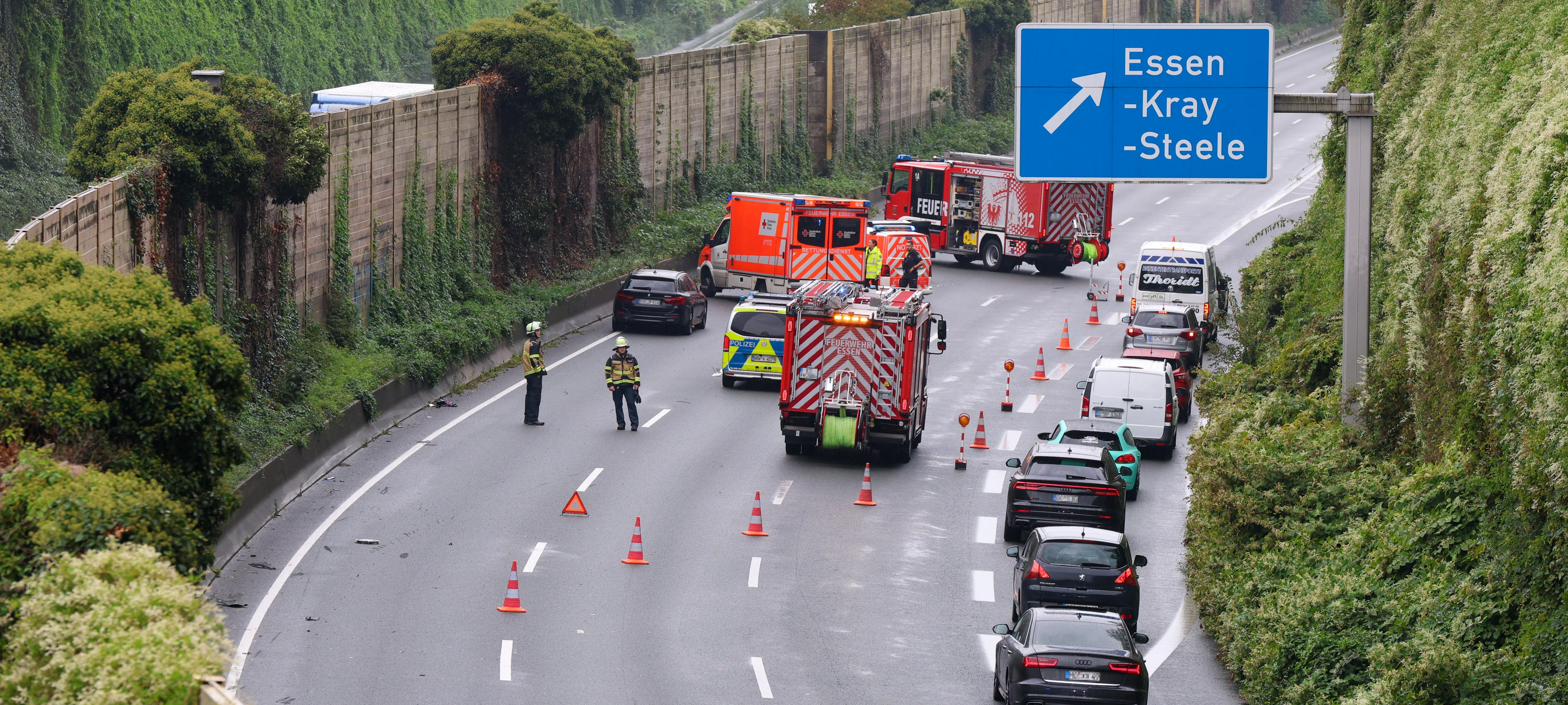 Auto in Essen auf der Seite: Unfall auf Autobahn