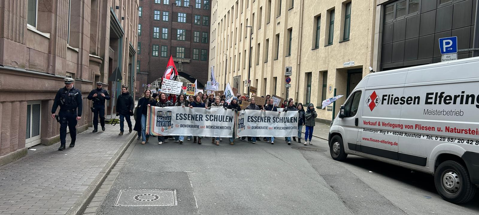 Schulen aus Essen demonstrieren für Vielfalt - "Schule bleibt bunt"