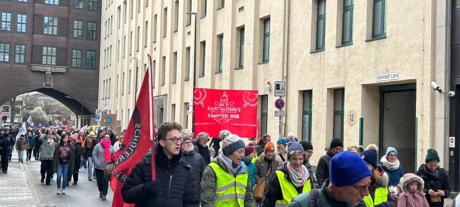 Schulen aus Essen demonstrieren für Vielfalt - "Schule bleibt bunt"