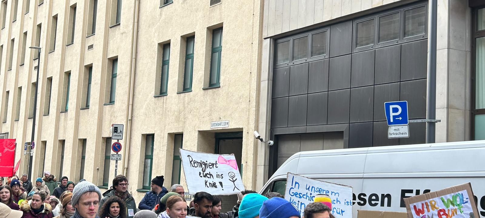 Schulen aus Essen demonstrieren für Vielfalt - "Schule bleibt bunt"