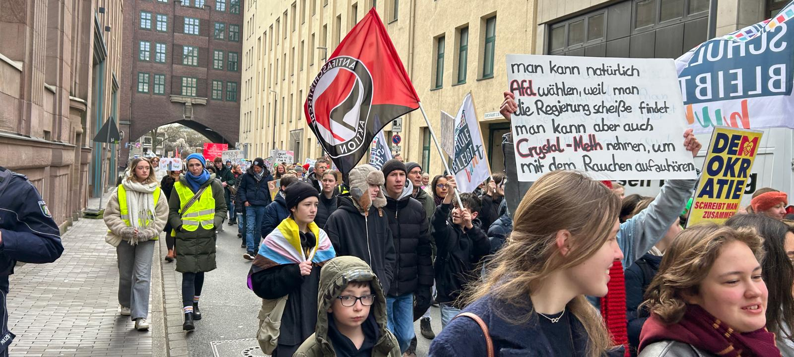 Schulen aus Essen demonstrieren für Vielfalt - "Schule bleibt bunt"
