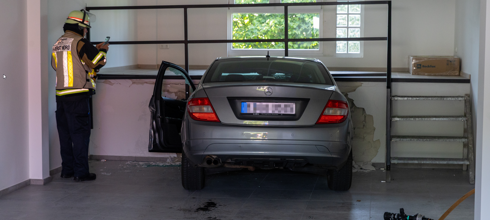 Auto fährt in Essen in Geschäft