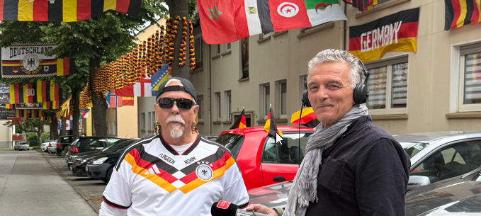 Flaggen-Achim aus Essen: Straße sieht aus wie WM-Fanmeile