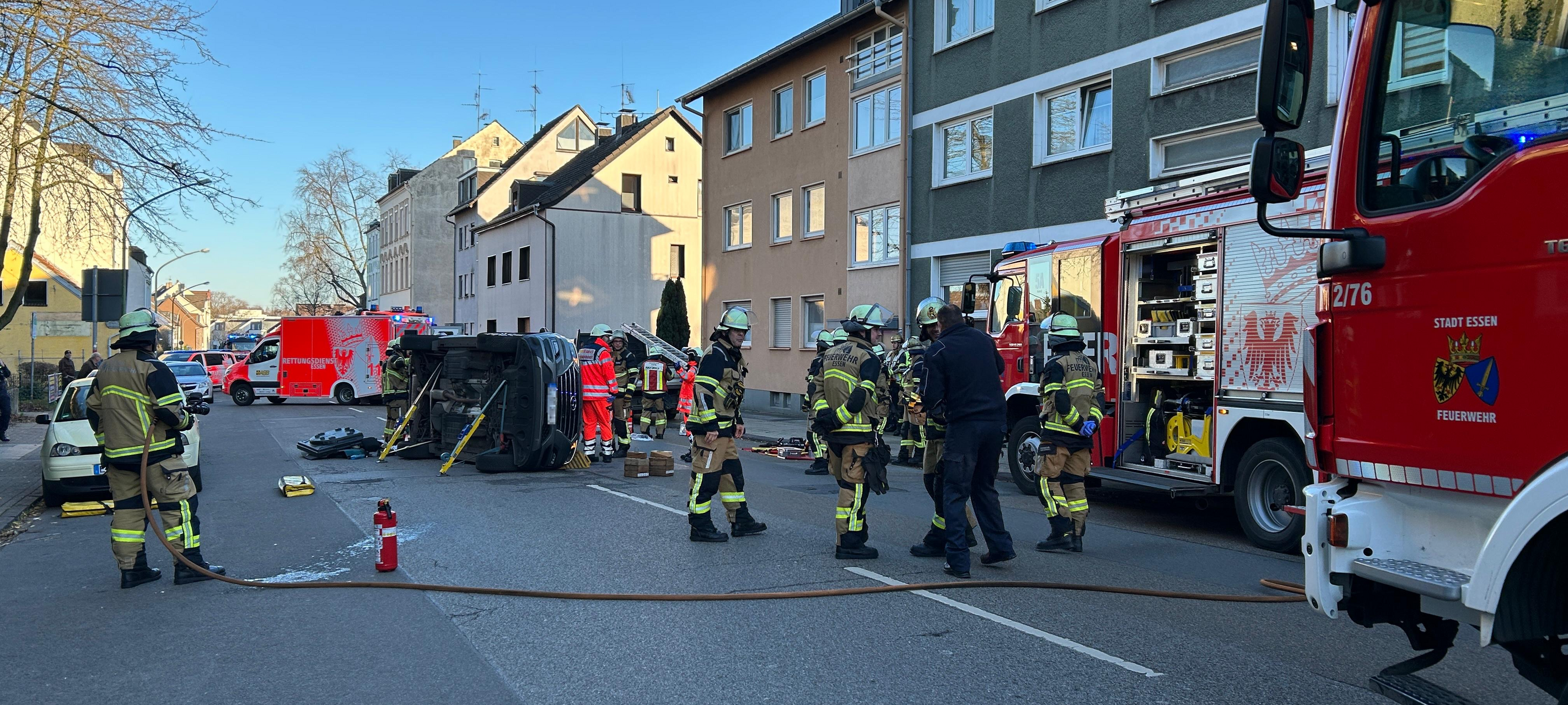 Auto landet in Essen nach Unfall auf der Seite