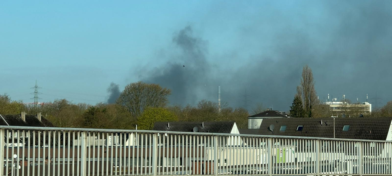 Rauchsäule über Essen: Fenster und Türen geschlossen halten