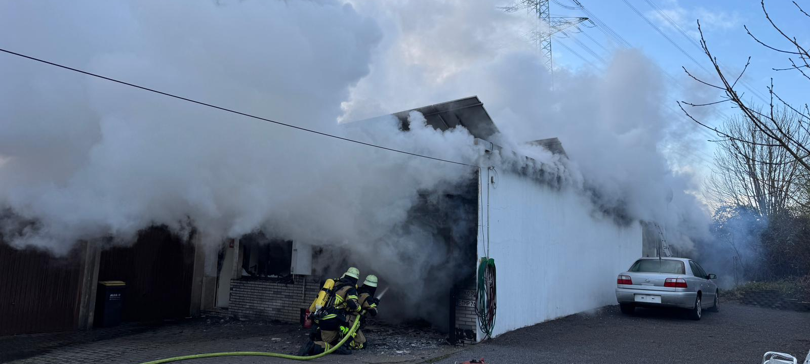 Feuer in Essen: Kfz-Werkstatt brennt