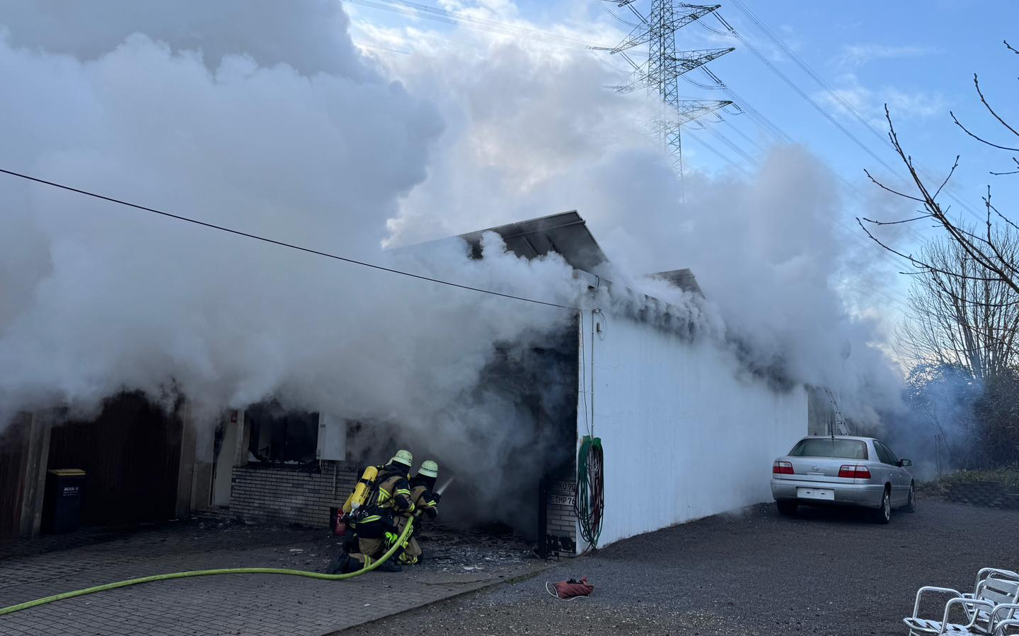 Feuer in Essen: Kfz-Werkstatt brennt