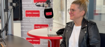 Jeanette Biedermann in Essen - Musik in der U-Bahn-Station