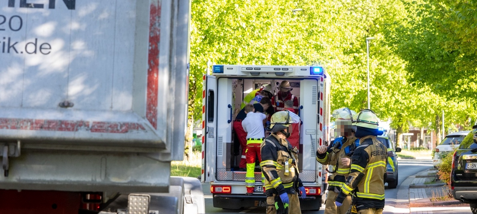 Mann in Essen unter LKW eingeklemmt