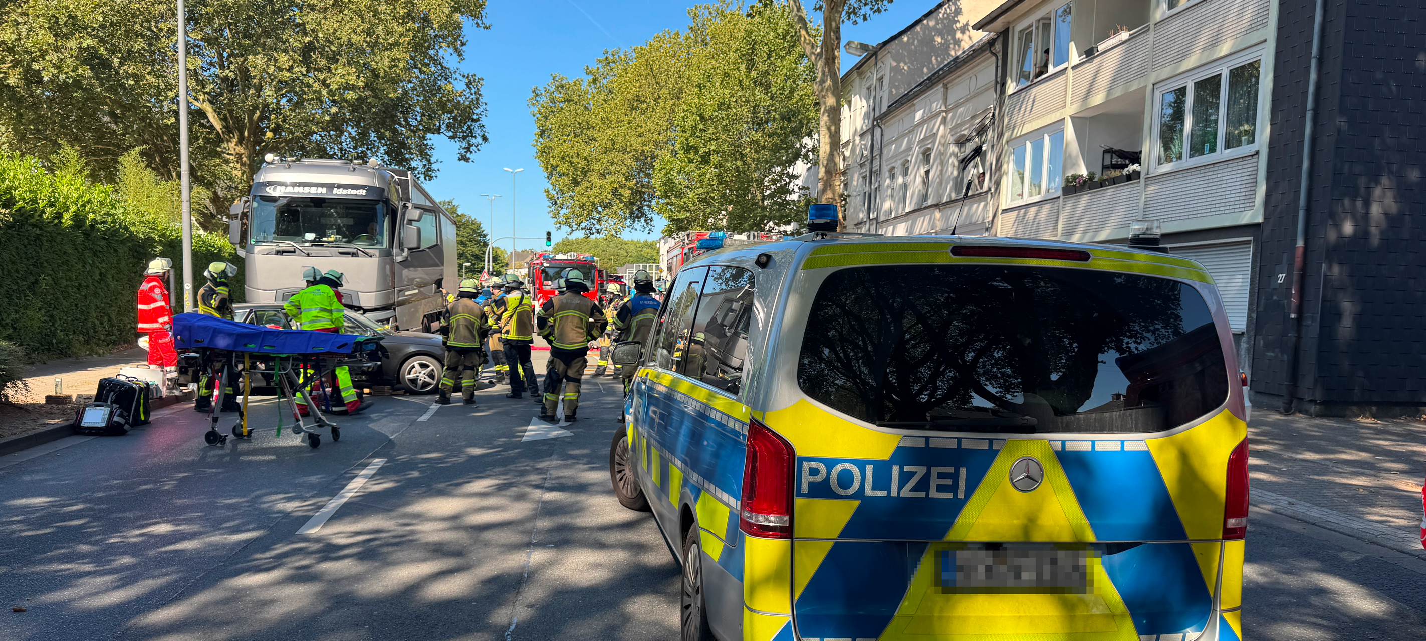 Unfall mit LKW in Essen - Straße gesperrt