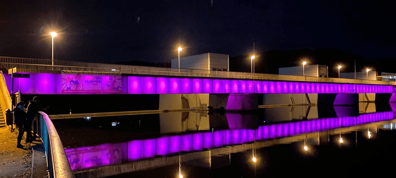 Stauwehr in Essen leuchtet pink