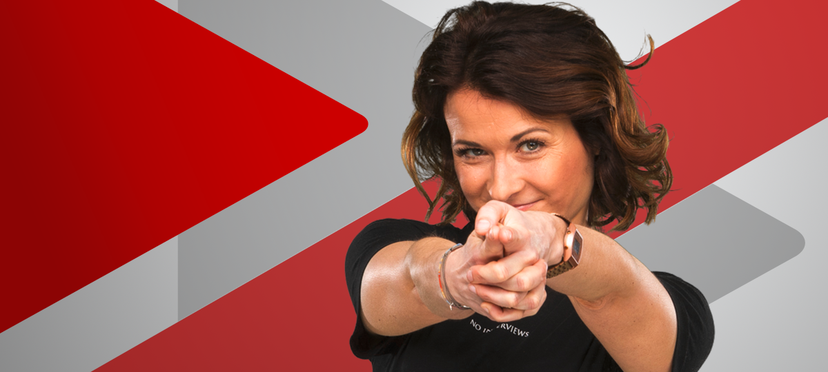 Angela Hecker von Radio Essen in herausfordernder Pose für die Jobsuche bei Radio Essen