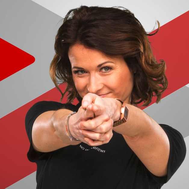 Angela Hecker von Radio Essen in herausfordernder Pose für die Jobsuche bei Radio Essen