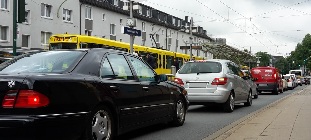 Essen: Schülerin steigt aus der Straßenbahn aus und wird von Auto angefahren