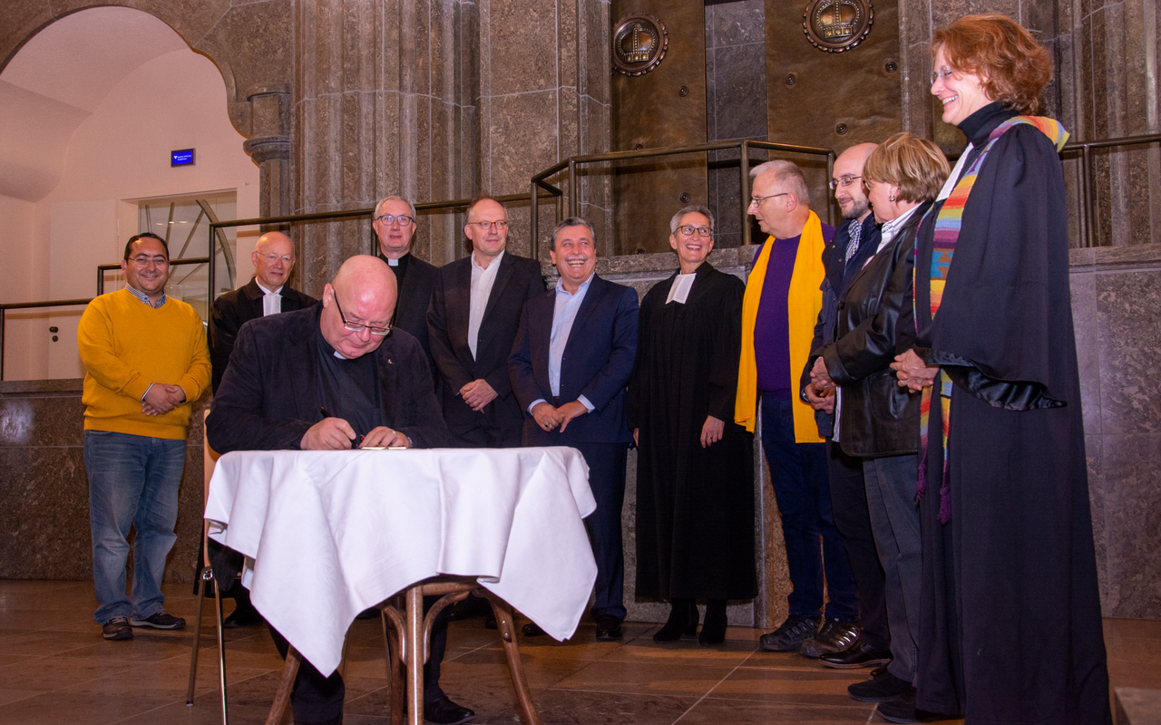 Auf dem Bild sind Vertreter der großen Glaubensgemeinschaften in Essen zu sehen. Sie haben nach dem Anschlag von Halle eine gemeinsame Erklärung unterschrieben.