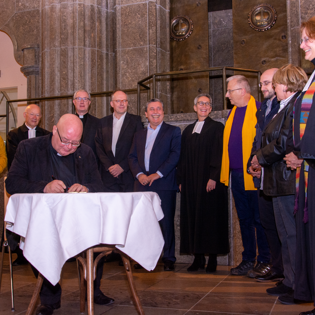 Auf dem Bild sind Vertreter der großen Glaubensgemeinschaften in Essen zu sehen. Sie haben nach dem Anschlag von Halle eine gemeinsame Erklärung unterschrieben.