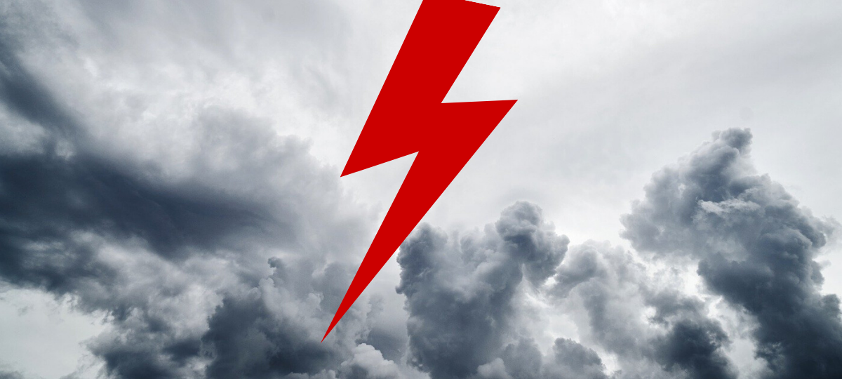 Sturmwarnung für Essen - dunkler Himmel mit Blitz.