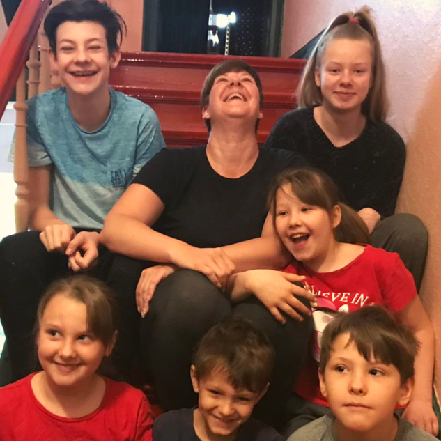 Jenny meistert die Corona-Krise mit 6 Kindern
