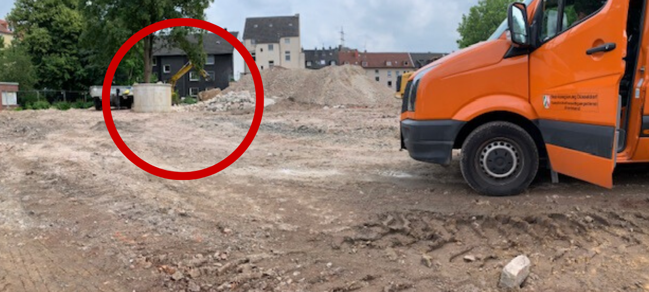 Hier an dem Bagger liegt der Blindgänger in 5 Metern Tiefe an der Elisenstraße in Essen.