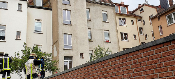 Feuerwehr Essen rettet 6-jährigen Jungen aus etwa 15 Meter Höhe