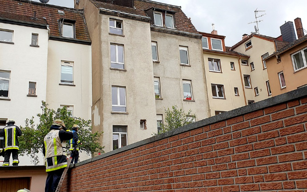 Feuerwehr Essen rettet 6-jährigen Jungen aus etwa 15 Meter Höhe
