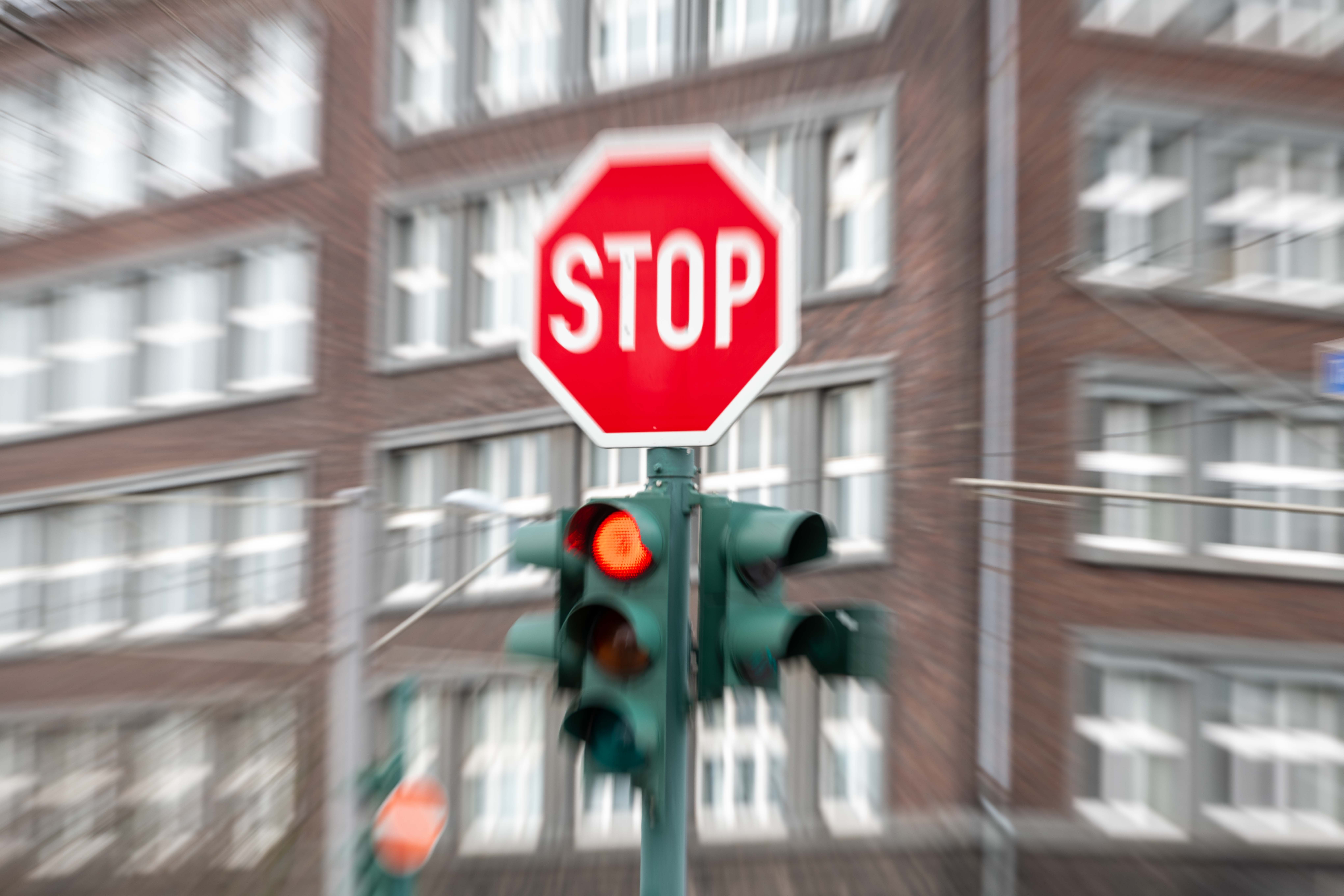 stop-polizei-ampel-rot-radio-essen-verkehr-unfall